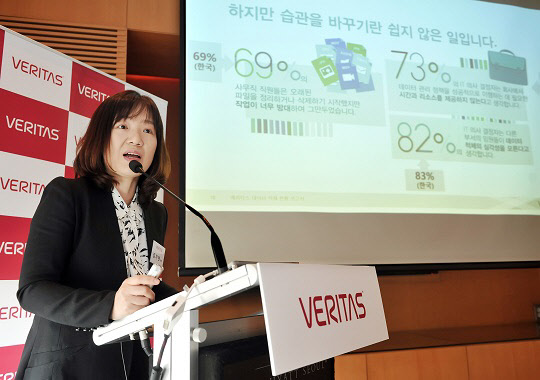 김지현 베리타스코리아 상무가 7일 서울 삼성동 파크하얏트호텔에서 개최된 베리타스코리아 기자간담회에서 기업들의 데이터 저장 행태를 분석한 '데이터 적체 현황 보고서'를 발표하고 있다. 이날 발표된 보고서에 따르면 국내 기업 86%가 데이터를 저장만 하고 제대로 활용하지 못하고 있는 것으로 나타났다. 베리타스코리아 제공